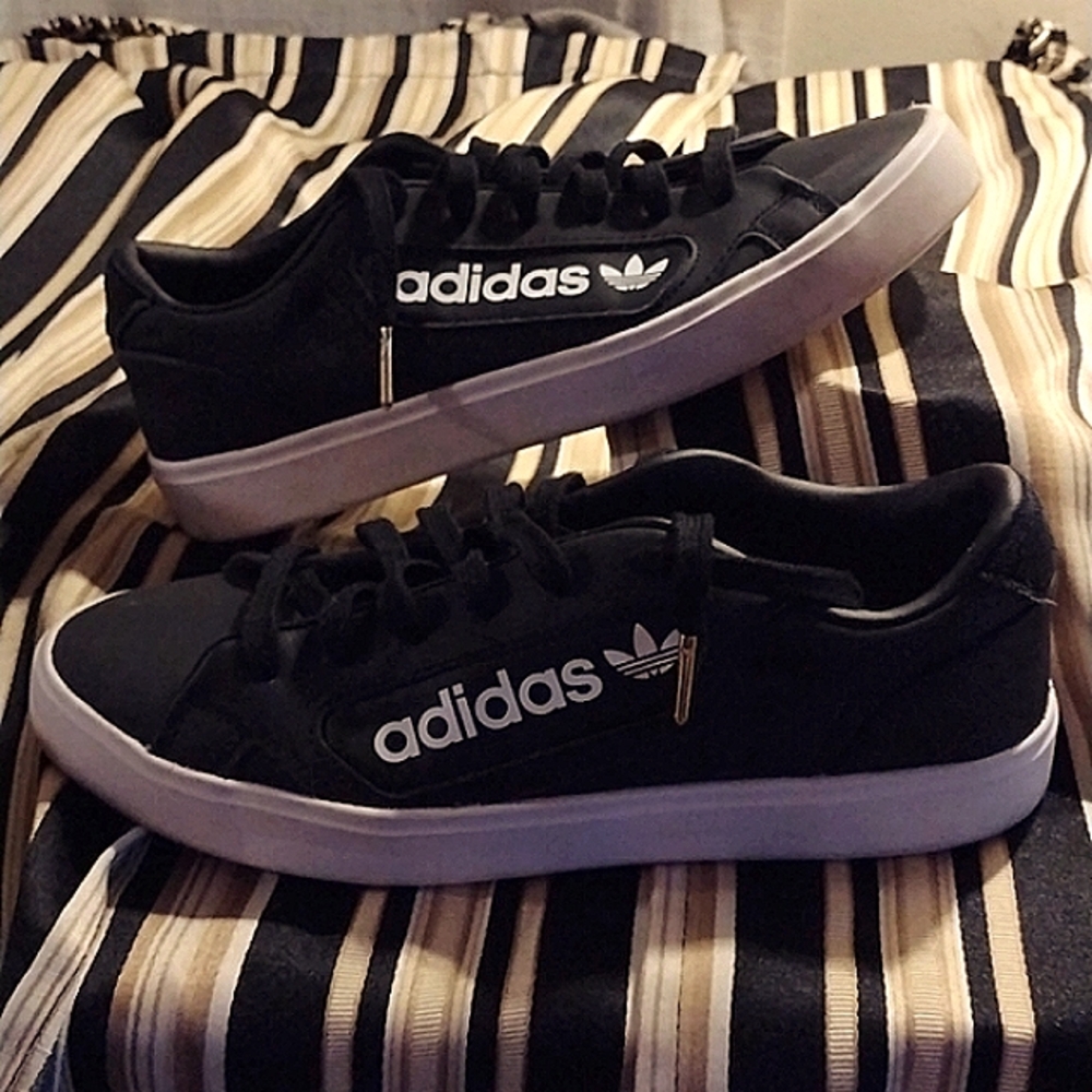 Black Adidas Sleek women's sneakers size 6.5